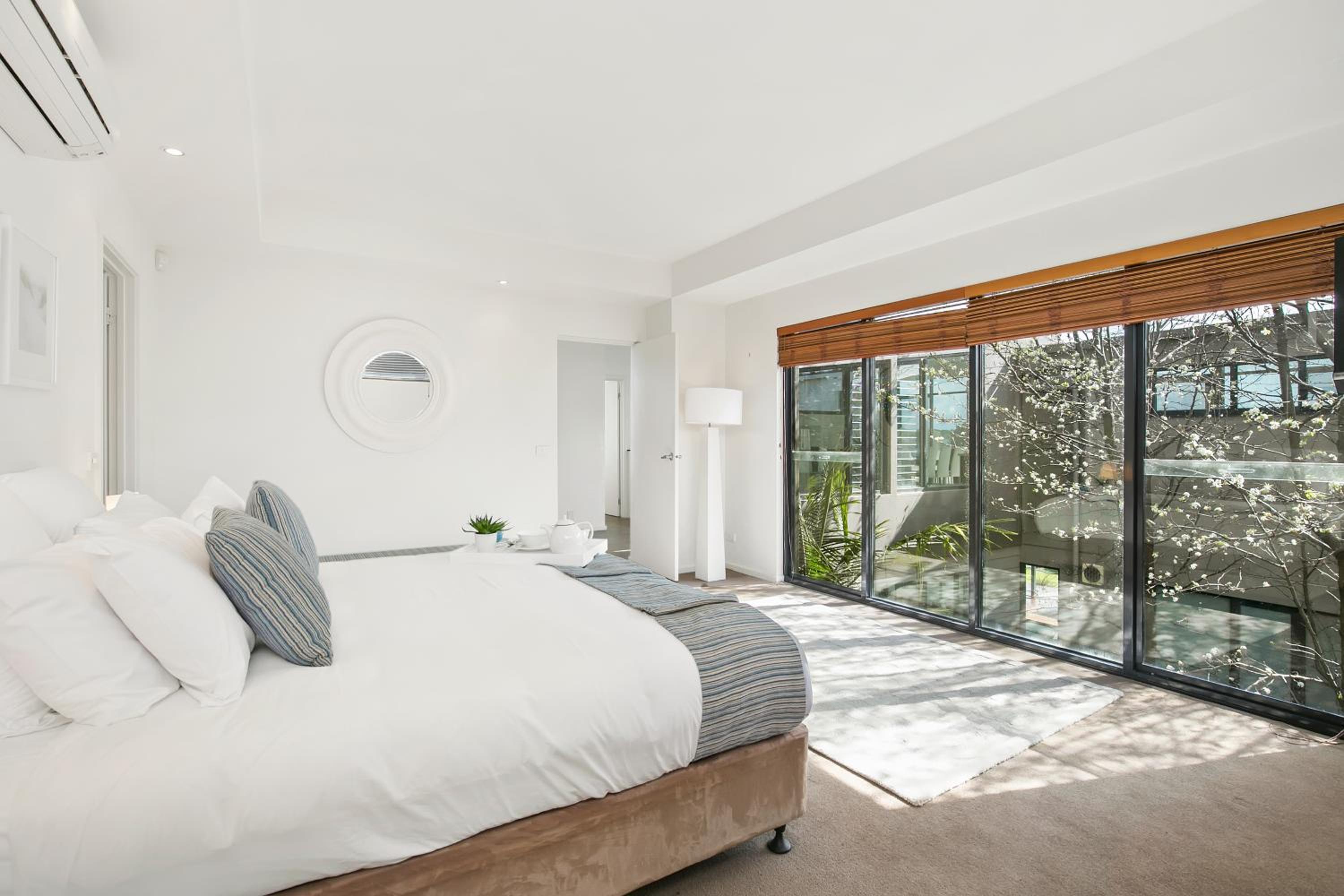 Gorgeous 4 Bedroom House with Swimming Pool - Pet Friendly