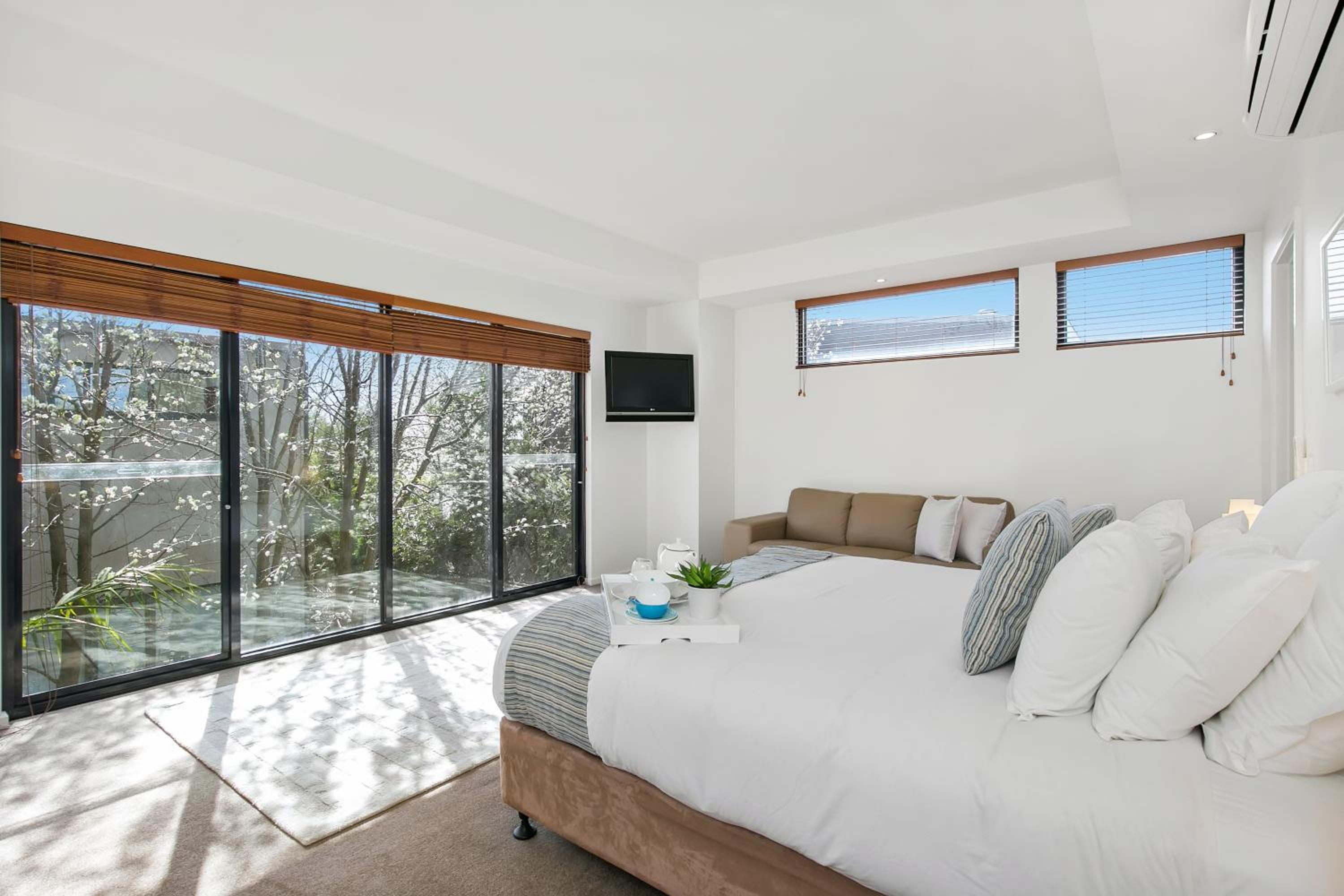 Gorgeous 4 Bedroom House with Swimming Pool - Pet Friendly