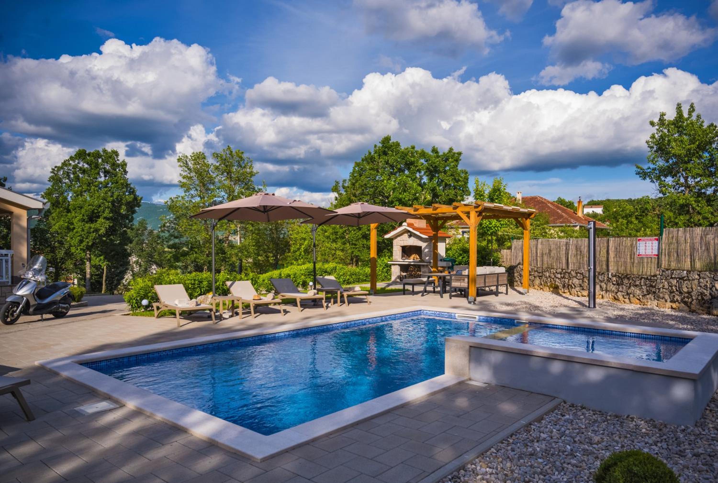 Holiday home 'Old oak' - with pool, garden with fresh vegetables and private forrest! view 4