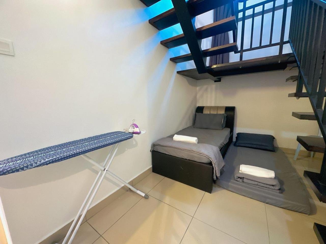 Pandan Residence Duplex Penthouse Near to CIQ Johor Bahru Town 3R 13Pax B01