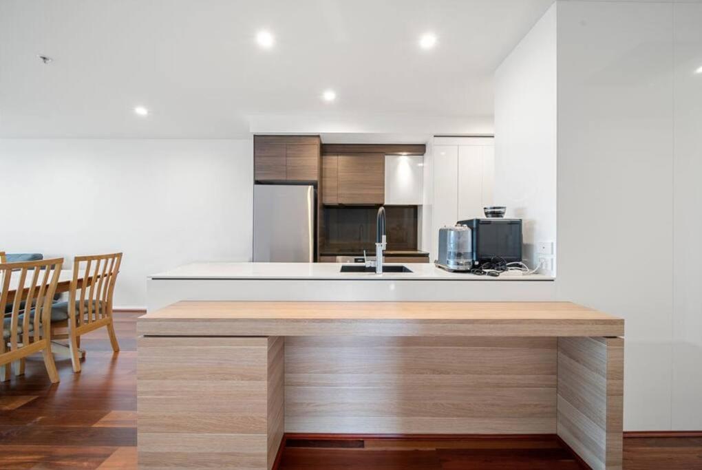 Two Bedroom Apt in Heart of Canberra with Parking