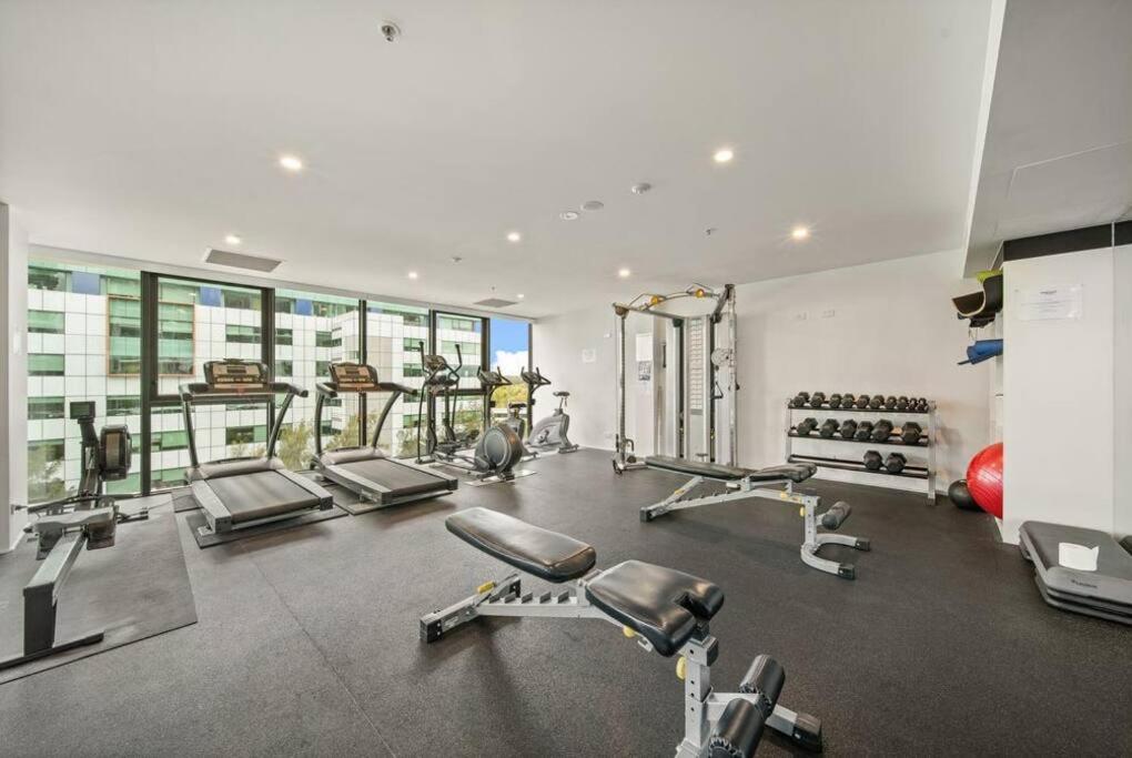 Two Bedroom Apt in Heart of Canberra with Parking