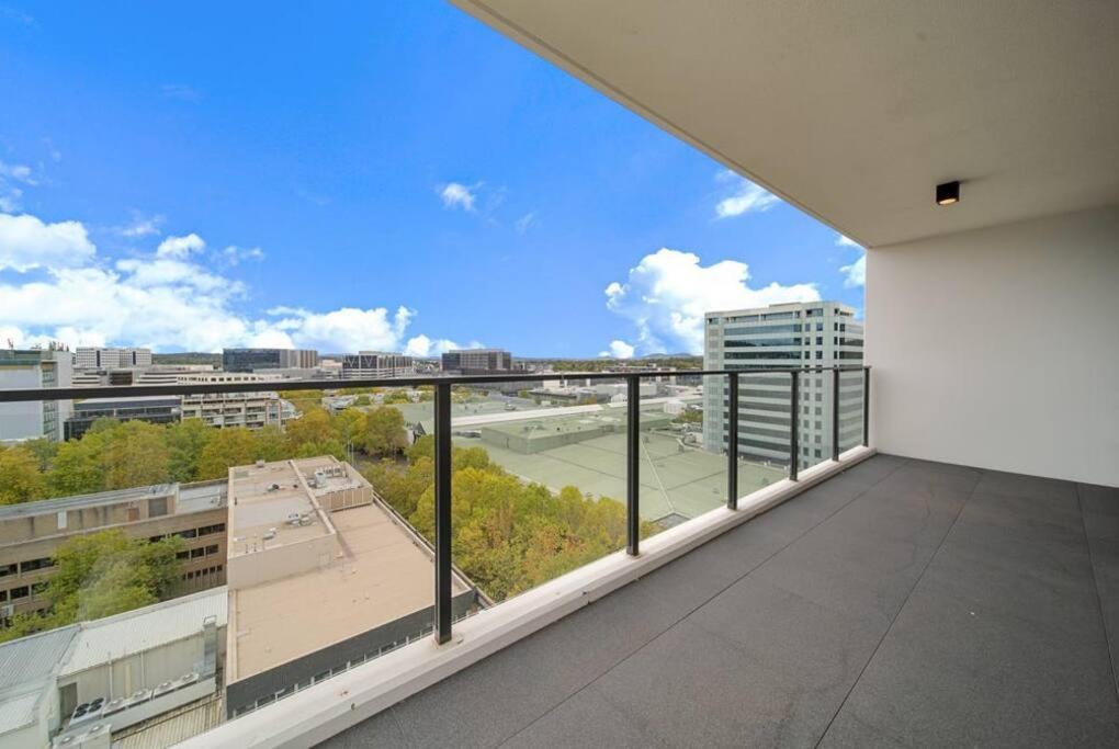 Two Bedroom Apt in Heart of Canberra with Parking