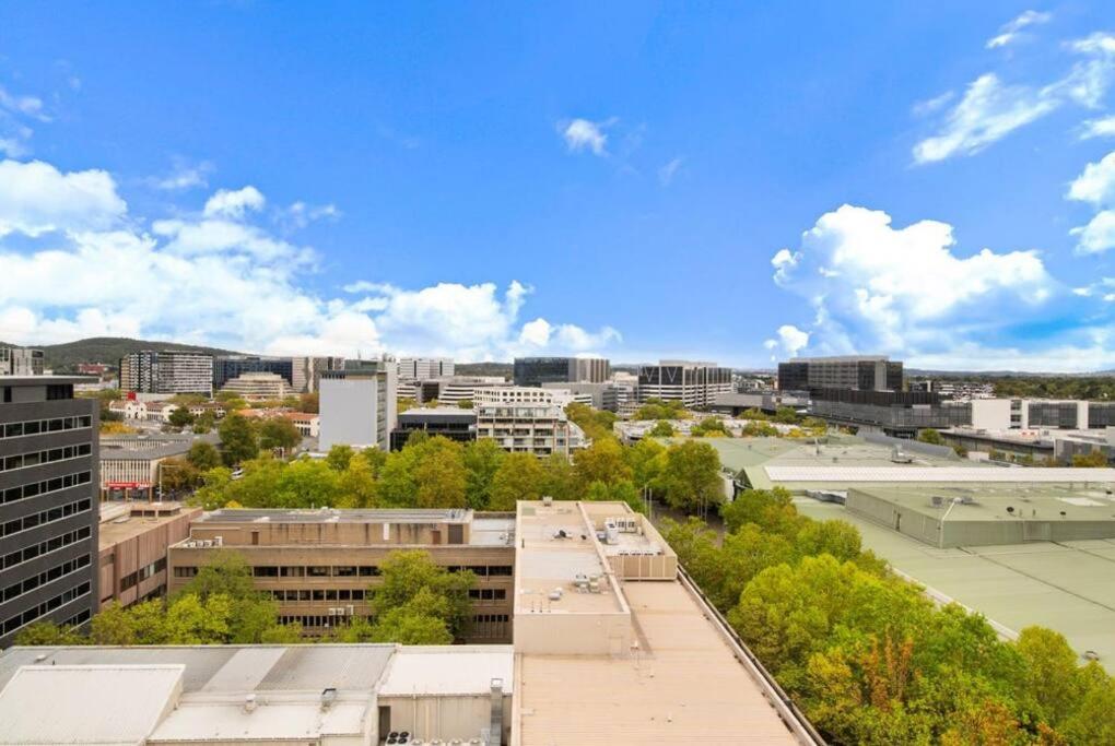 Two Bedroom Apt in Heart of Canberra with Parking
