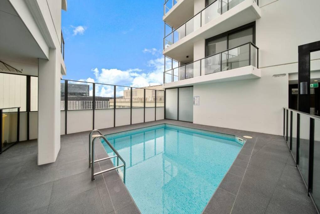 Two Bedroom Apt in Heart of Canberra with Parking