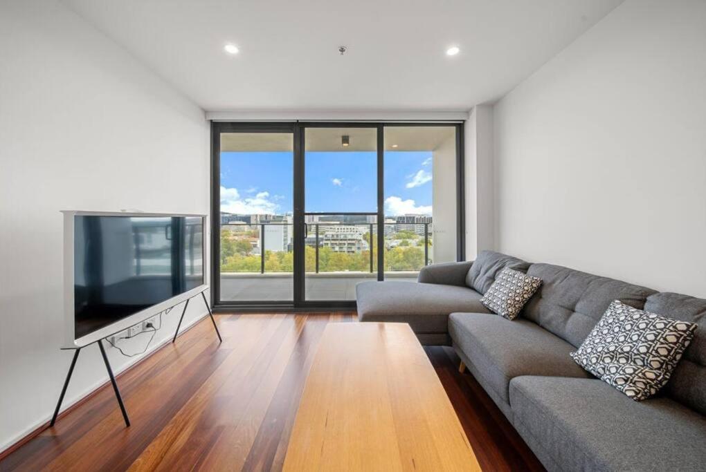 Two Bedroom Apt in Heart of Canberra with Parking