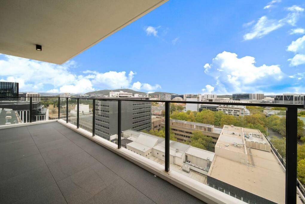 Two Bedroom Apt in Heart of Canberra with Parking