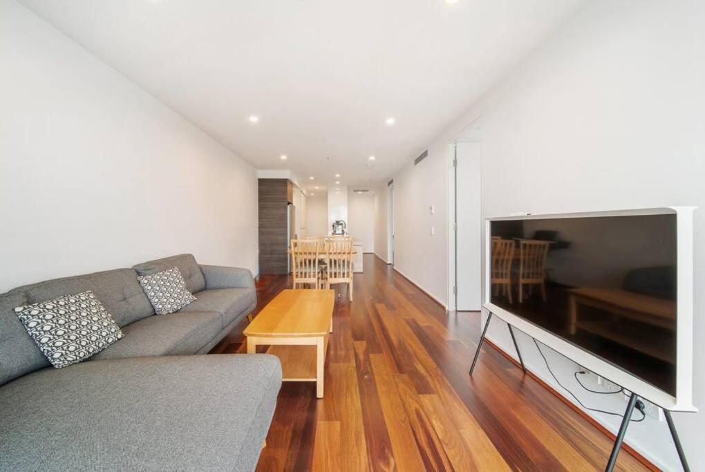 Two Bedroom Apt in Heart of Canberra with Parking
