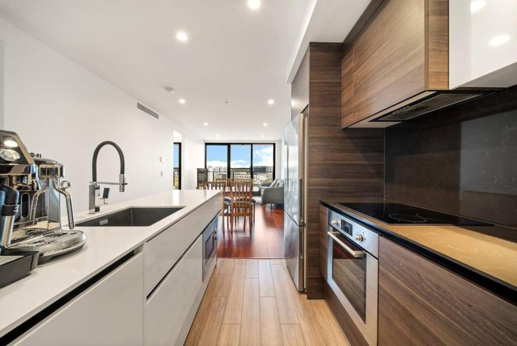 Two Bedroom Apt in Heart of Canberra with Parking