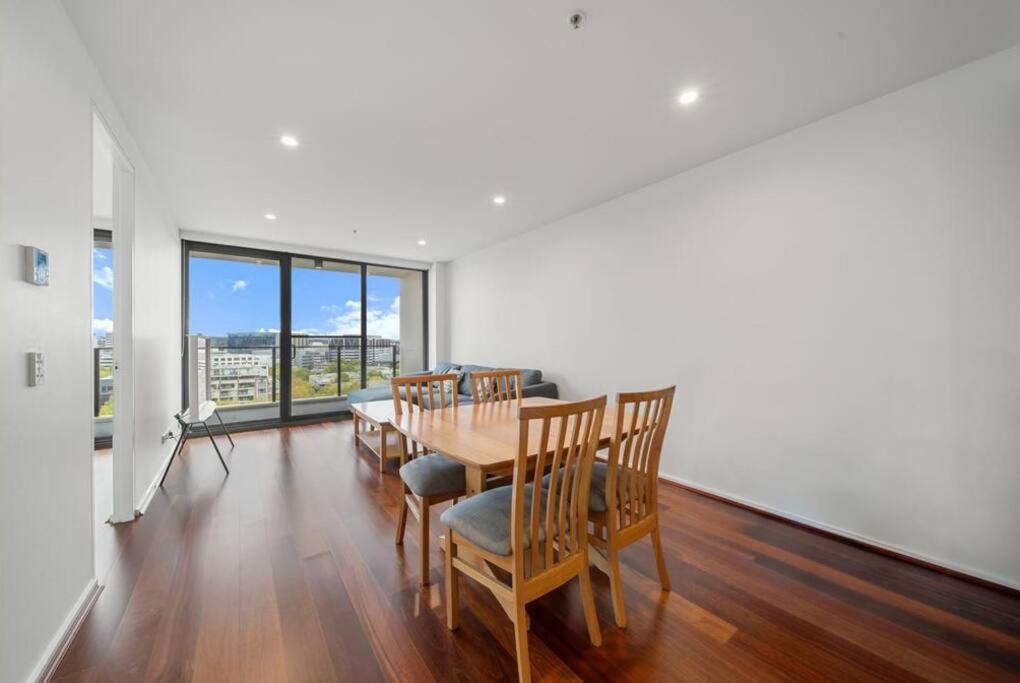 Two Bedroom Apt in Heart of Canberra with Parking