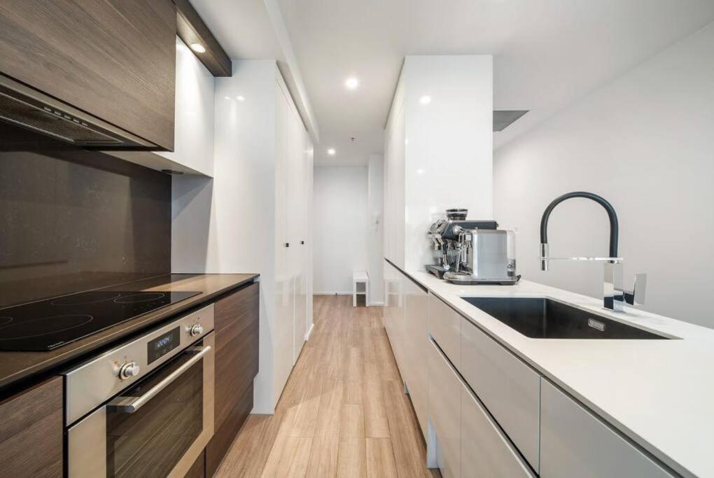 Two Bedroom Apt in Heart of Canberra with Parking