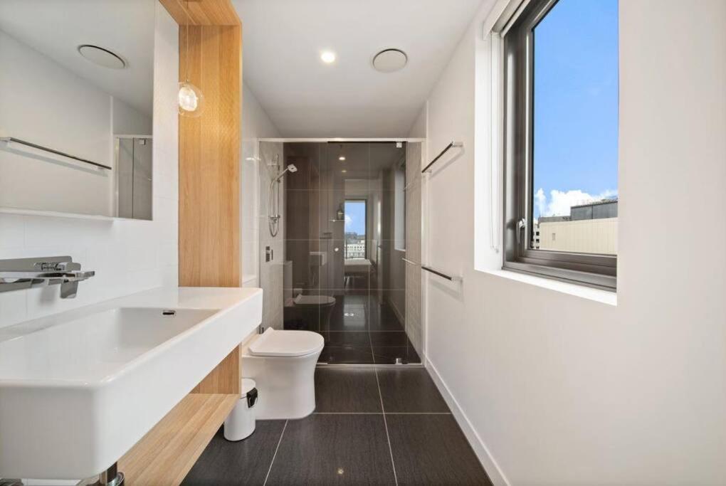 Two Bedroom Apt in Heart of Canberra with Parking