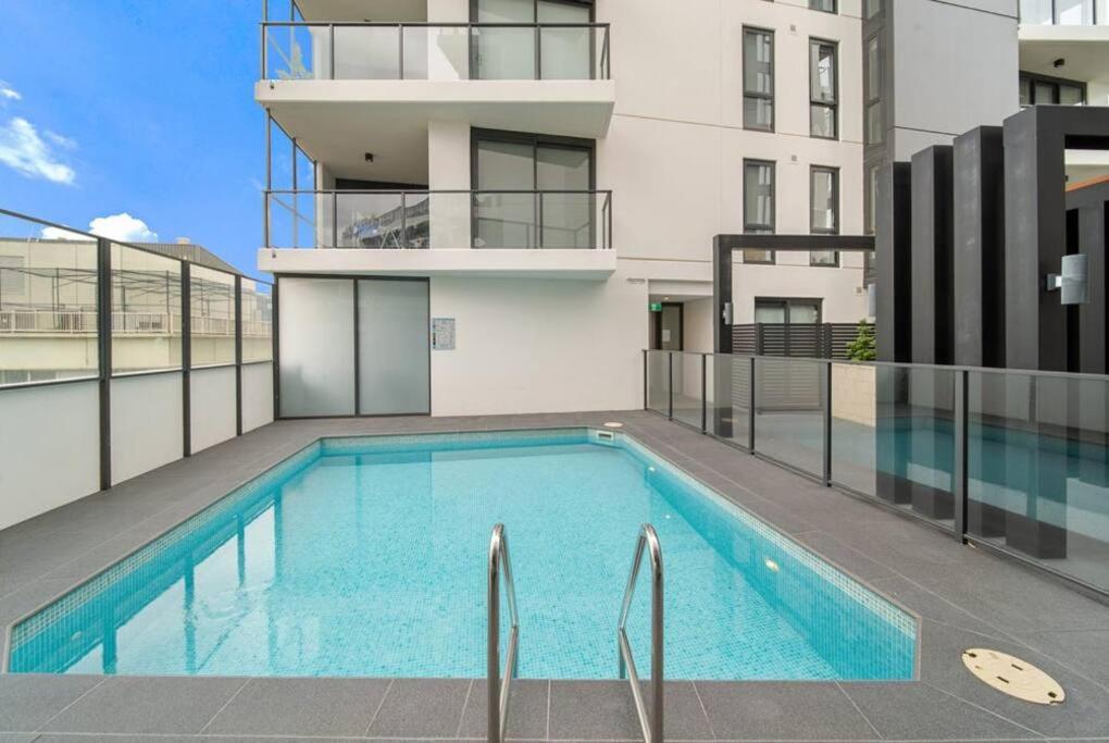 Two Bedroom Apt in Heart of Canberra with Parking