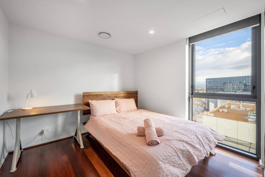 Two Bedroom Apt in Heart of Canberra with Parking