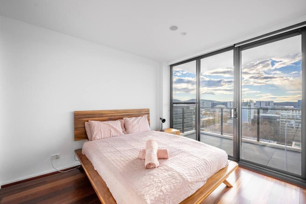 Two Bedroom Apt in Heart of Canberra with Parking