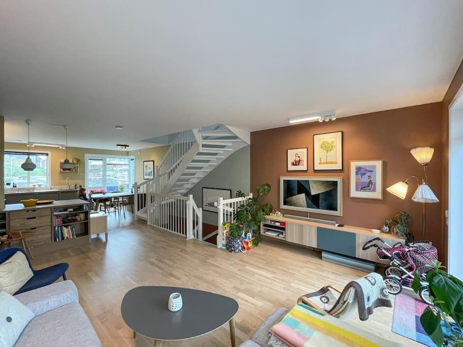 Modern 4 bedroom townhouse with garden and indoor car park view 2