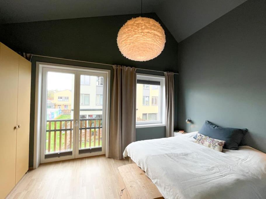 Modern 4 bedroom townhouse with garden and indoor car park view 4