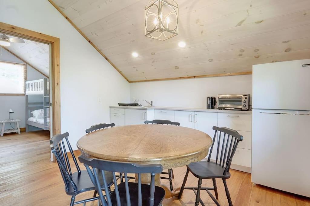 Lake Escape - Waterfront, Hot tub, Sleeps 14