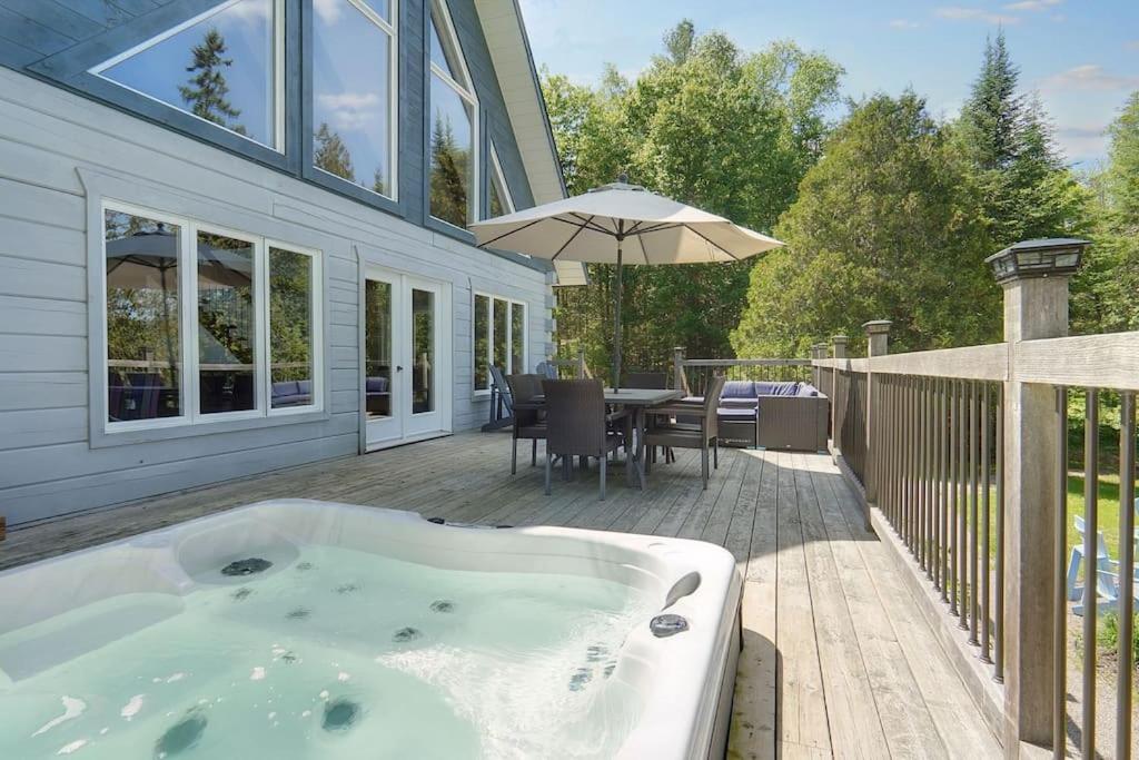 Lake Escape - Waterfront, Hot tub, Sleeps 14