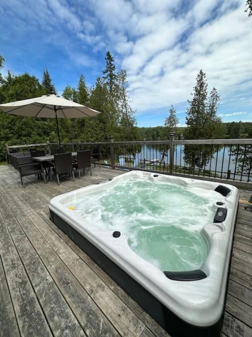 Lake Escape - Waterfront, Hot tub, Sleeps 14