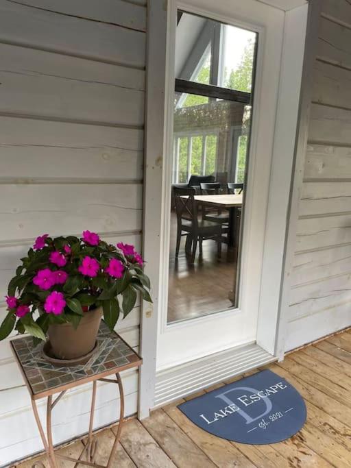 Lake Escape - Waterfront, Hot tub, Sleeps 14