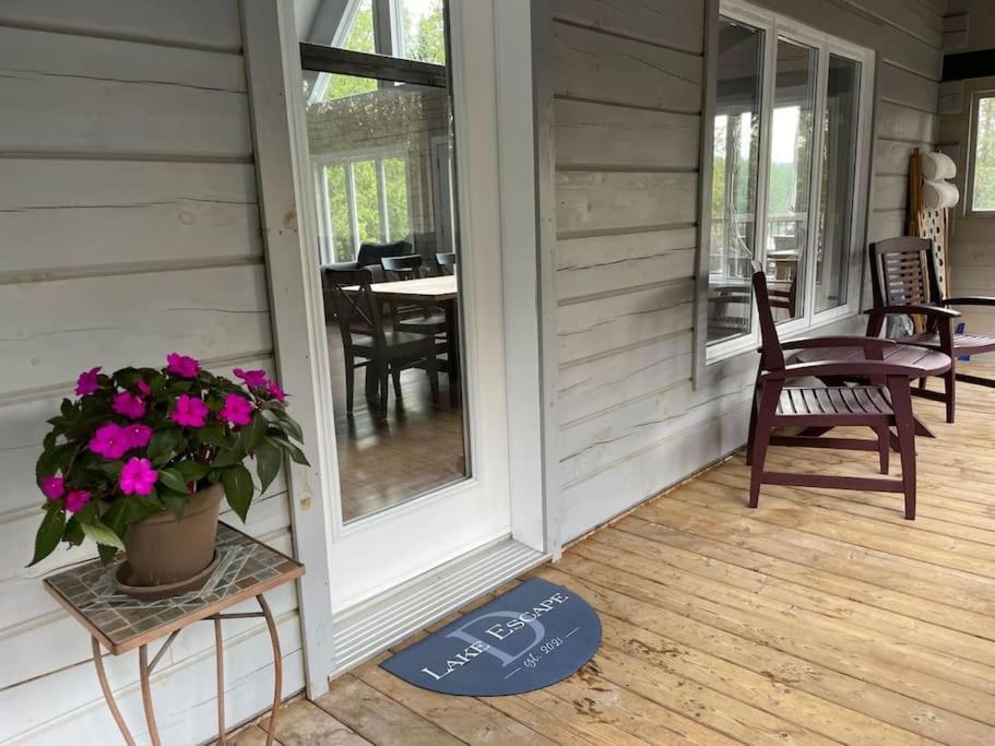 Lake Escape - Waterfront, Hot tub, Sleeps 14
