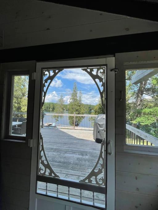 Lake Escape - Waterfront, Hot tub, Sleeps 14