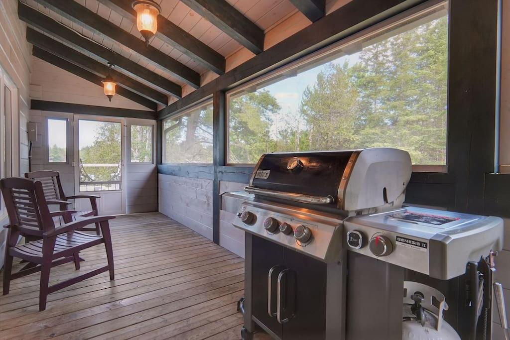 Lake Escape - Waterfront, Hot tub, Sleeps 14