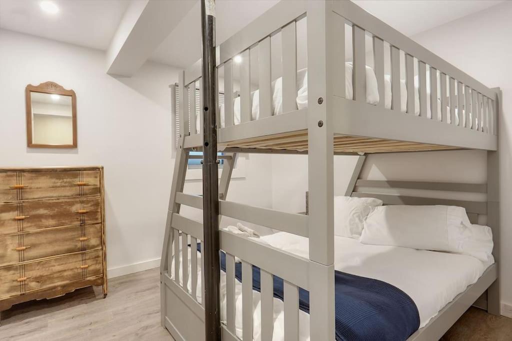 Lake Escape - Waterfront, Hot tub, Sleeps 14