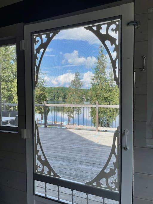 Lake Escape - Waterfront, Hot tub, Sleeps 14
