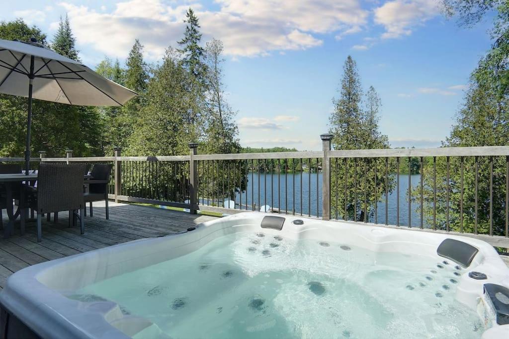 Lake Escape - Waterfront, Hot tub, Sleeps 14