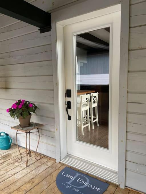 Lake Escape - Waterfront, Hot tub, Sleeps 14