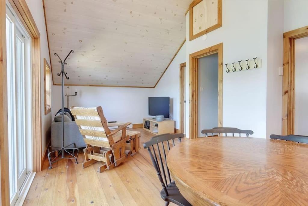 Lake Escape - Waterfront, Hot tub, Sleeps 14
