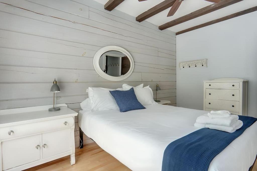 Lake Escape - Waterfront, Hot tub, Sleeps 14