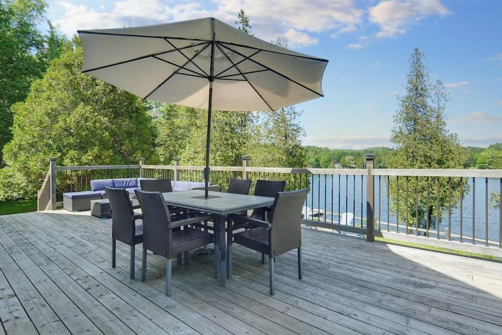 Lake Escape - Waterfront, Hot tub, Sleeps 14