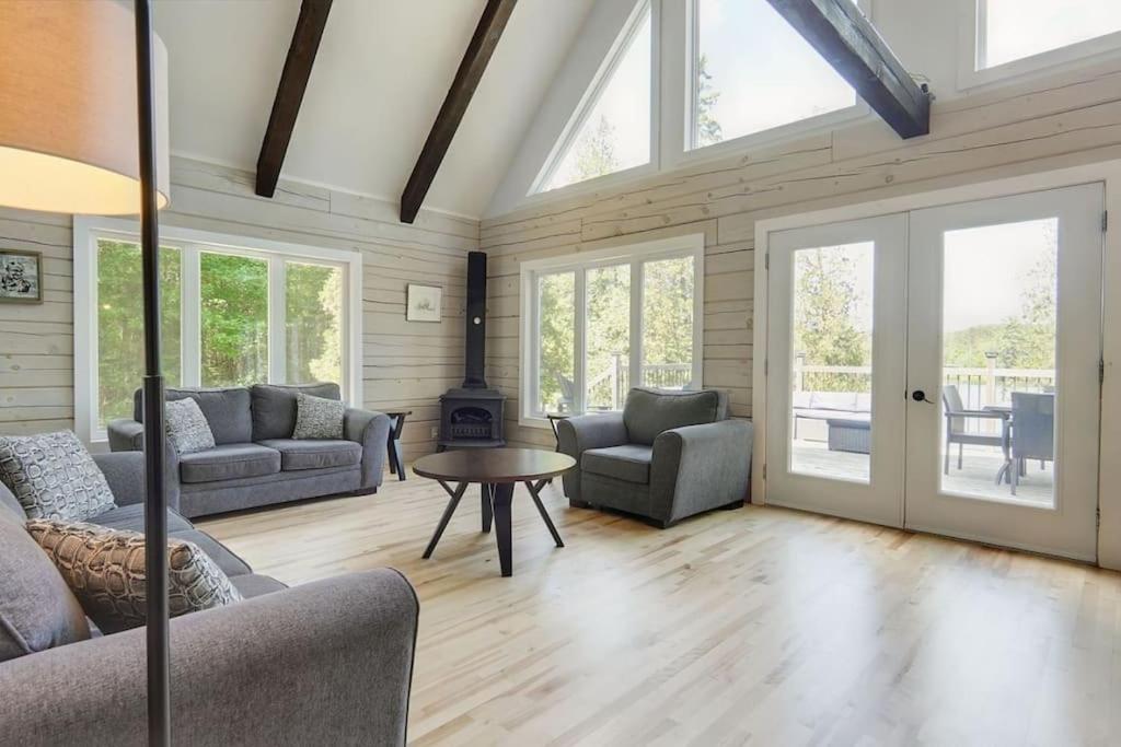 Lake Escape - Waterfront, Hot tub, Sleeps 14