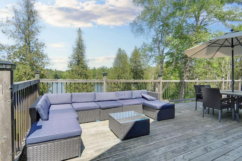 Lake Escape - Waterfront, Hot tub, Sleeps 14