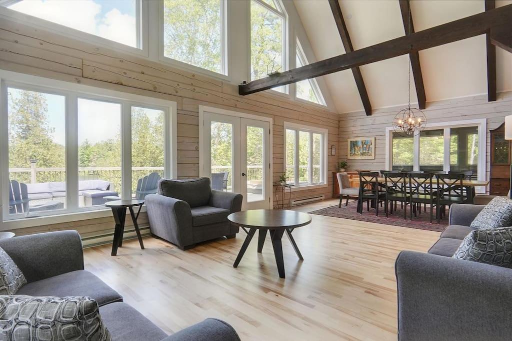 Lake Escape - Waterfront, Hot tub, Sleeps 14
