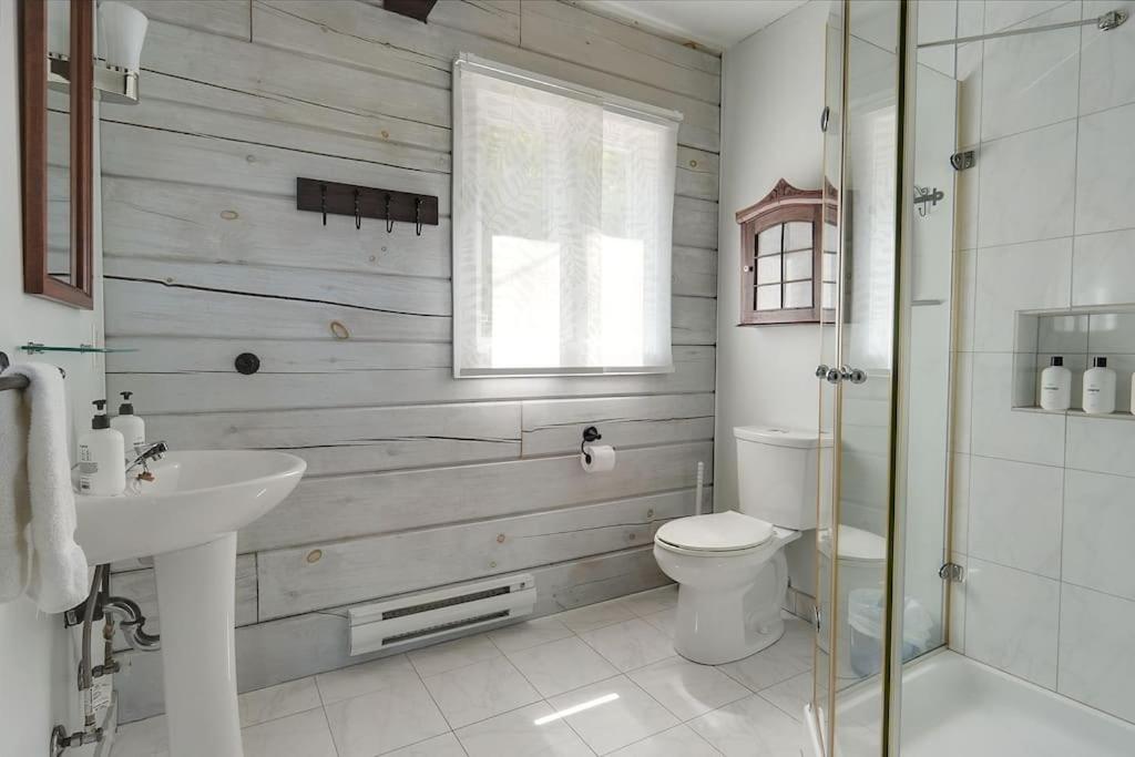 Lake Escape - Waterfront, Hot tub, Sleeps 14