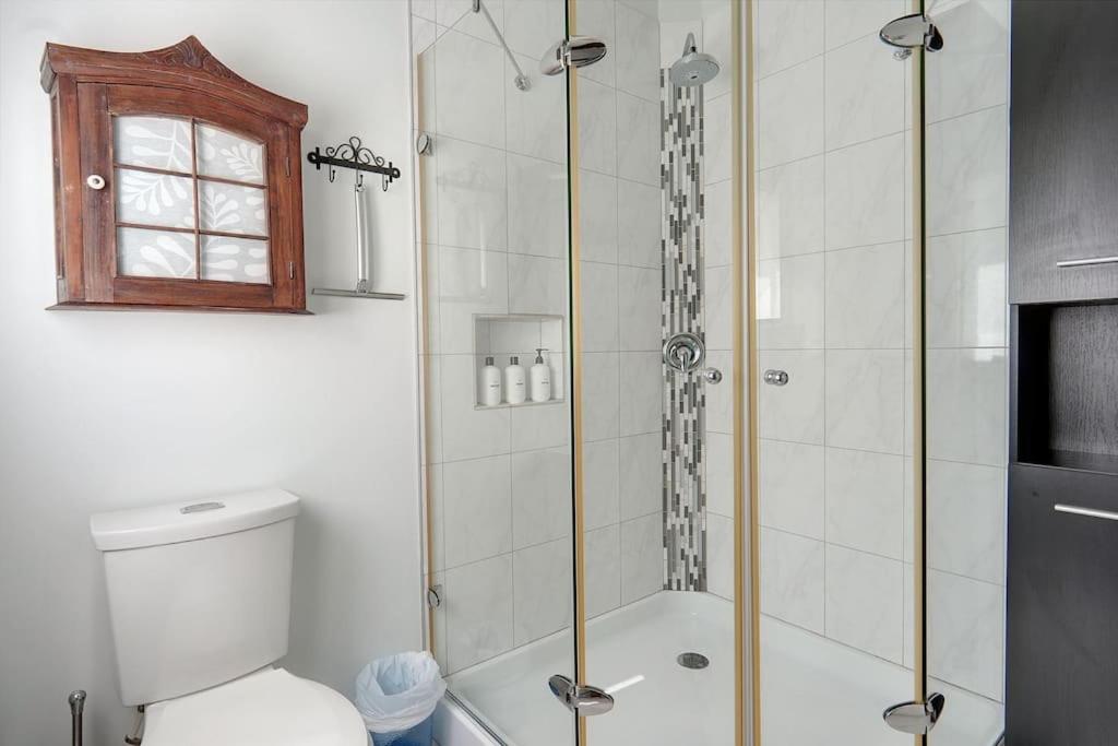 Lake Escape - Waterfront, Hot tub, Sleeps 14