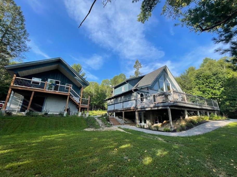 Lake Escape - Waterfront, Hot tub, Sleeps 14