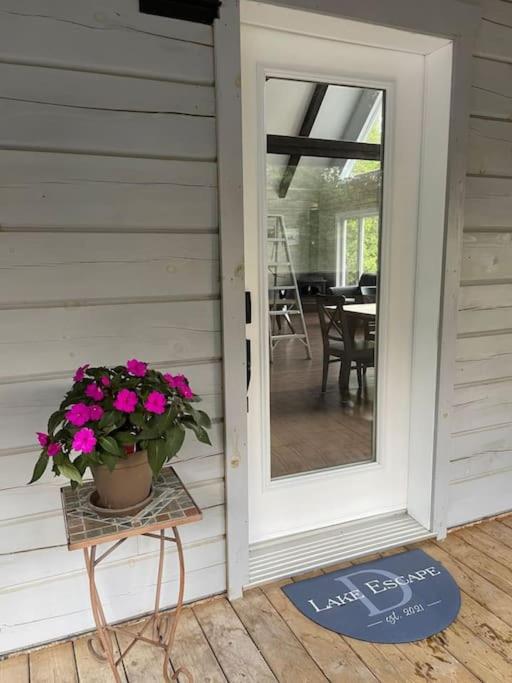 Lake Escape - Waterfront, Hot tub, Sleeps 14