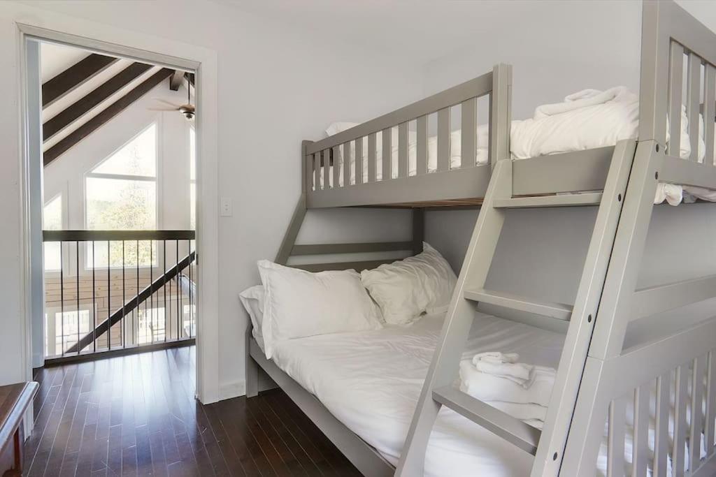 Lake Escape - Waterfront, Hot tub, Sleeps 14