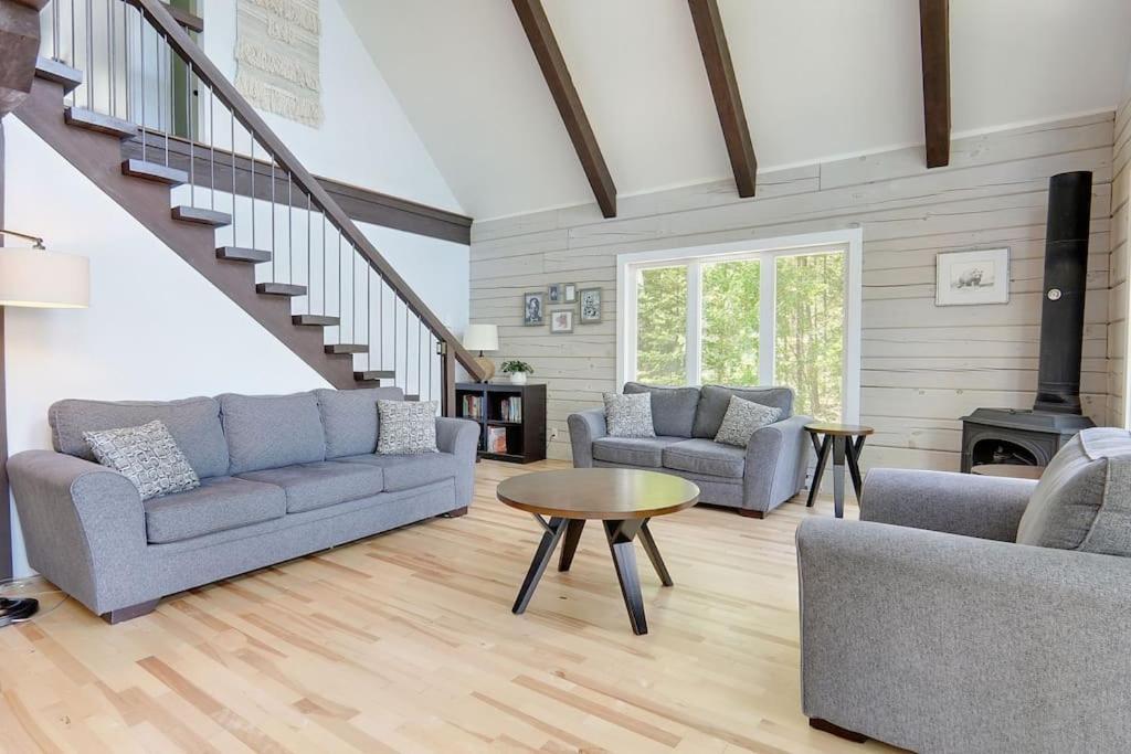 Lake Escape - Waterfront, Hot tub, Sleeps 14
