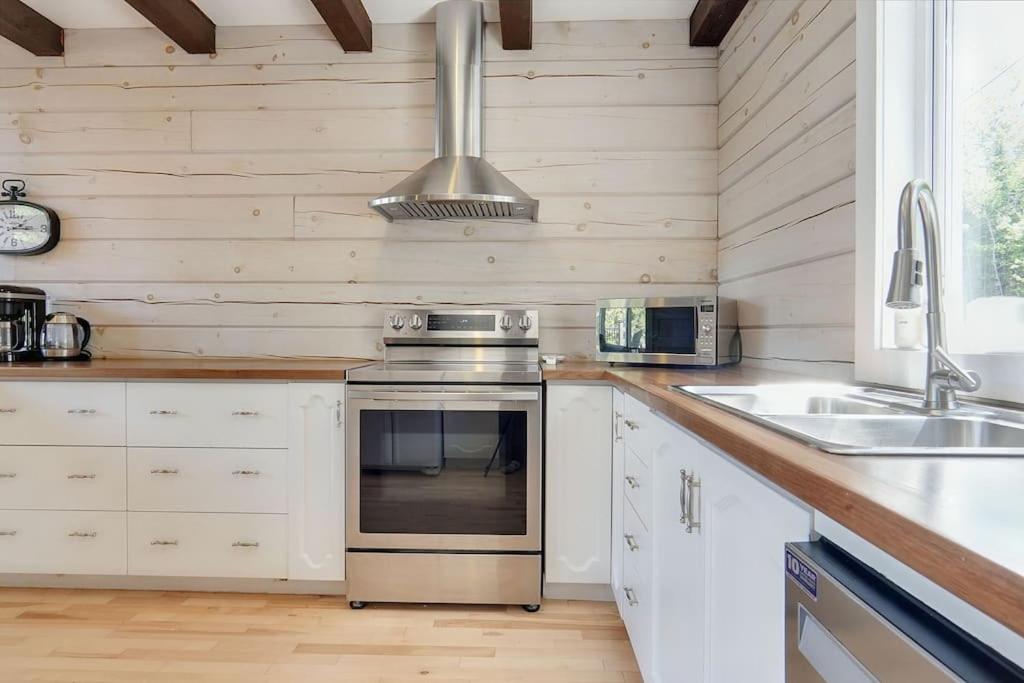 Lake Escape - Waterfront, Hot tub, Sleeps 14