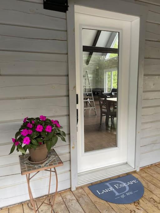 Lake Escape - Waterfront, Hot tub, Sleeps 14
