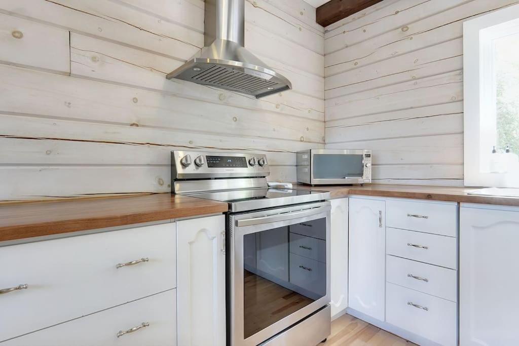 Lake Escape - Waterfront, Hot tub, Sleeps 14