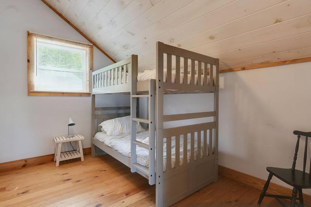 Lake Escape - Waterfront, Hot tub, Sleeps 14