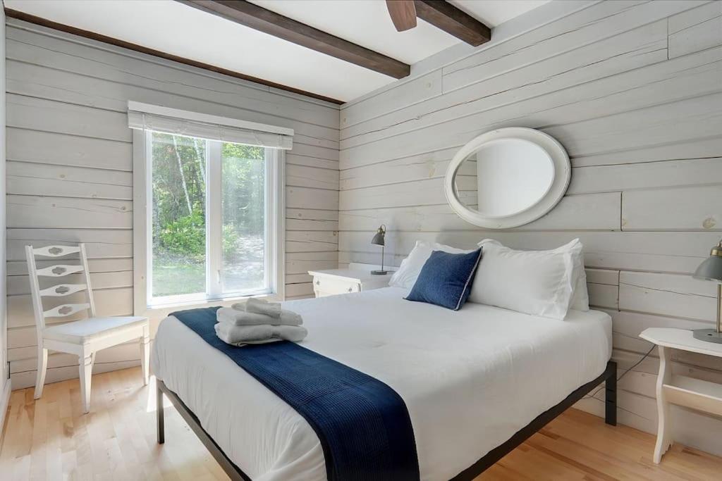 Lake Escape - Waterfront, Hot tub, Sleeps 14