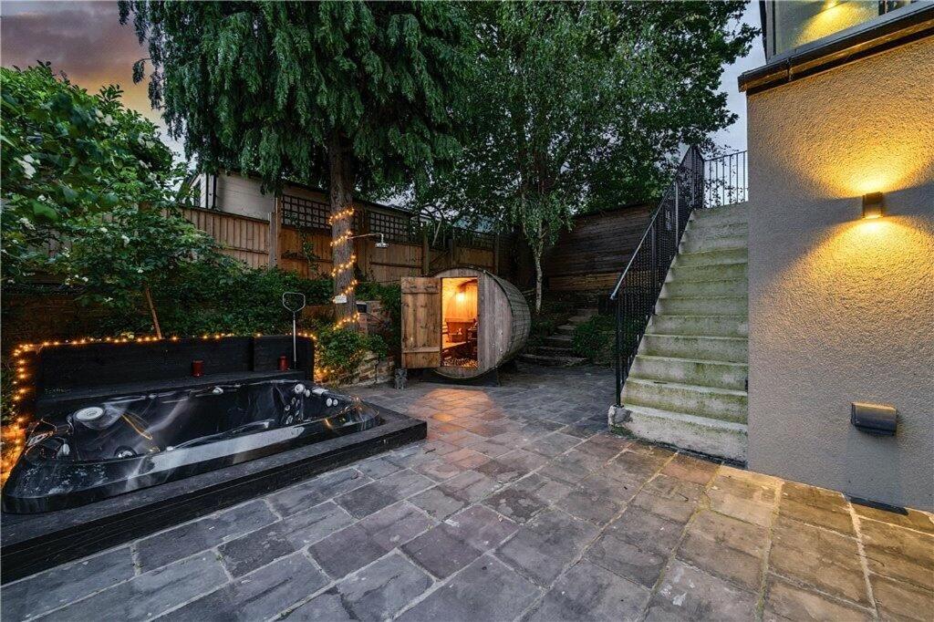 The Ridge London - Luxury Designer Villa with hot tub and sauna, Bexley borough of London view 2